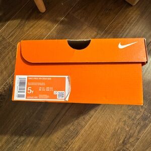 YOUTH Nike free runs